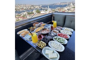 Sefa-i Hürrem Cafe & Restaurant'ta Deniz Manzaralı Çift Kişilik Serpme Kahvaltı