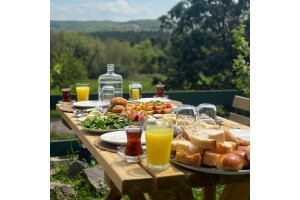 Heartland Lily's Country Club Sarıyer'de Serpme Kahvaltı, Gözleme, Hamburger Menüleri ve At Binme Keyfi