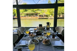 Ağva Mints Motel & Restaurant'ta Göksu Nehri Kenarında Zengin Serpme Köy Kahvaltısı