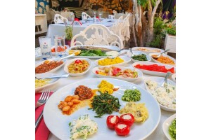 Büyükada Secret Garden Restaurant'ın Kaliteli Ambiyansında Yerli İçecek veya Şarap Eşliğinde 2 Kişilik Romantik Akşam Yemeği