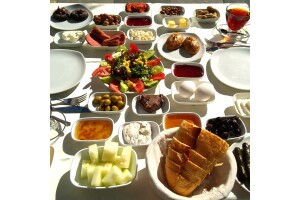 Bahçelievler Kezzban Cafe'nin Samimi Ambiyansında Sınırsız Çay Eşliğinde Kişi Başı Serpme Kahvaltı Menüsü