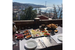 Çengelköy Köşk-ü Ala'da Boğaza Nazır Serpme Kahvaltı Menüsü
