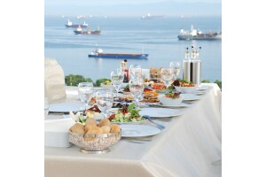 The Grand Mira Business Hotel'de Deniz ve Adalar Manzarası Eşliğinde Serpme Kahvaltı