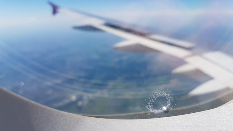 Uçak Pencerelerindeki Delik Ne İşe Yarıyor?
